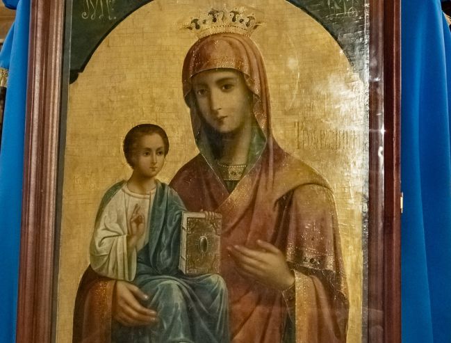 В Курском Свято-Троицком женском монастыре пребывает икона Божией Матери «Троеручица»
