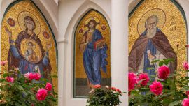 Новодворский храм Курского Свято-Троицкого монастыря украсился мозаичными иконами