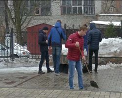 Курские студенты очистили территорию женского монастыря от снега