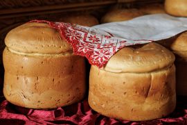 В Светлую субботу в монастыре раздавали пасхальный хлеб - артос