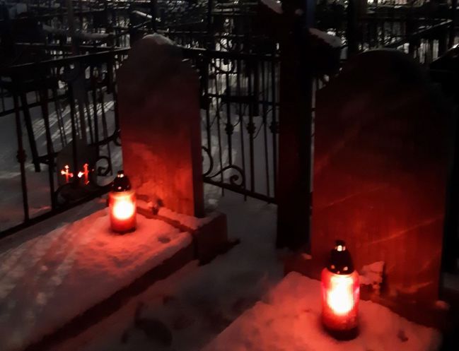 Рождественские огоньки на могилках монахов